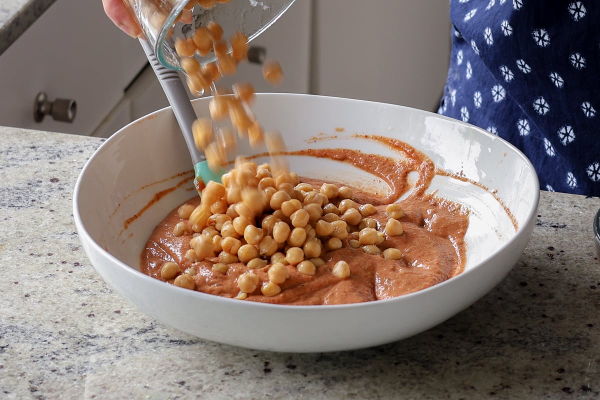 adding chickpeas to the tikka masala sauce