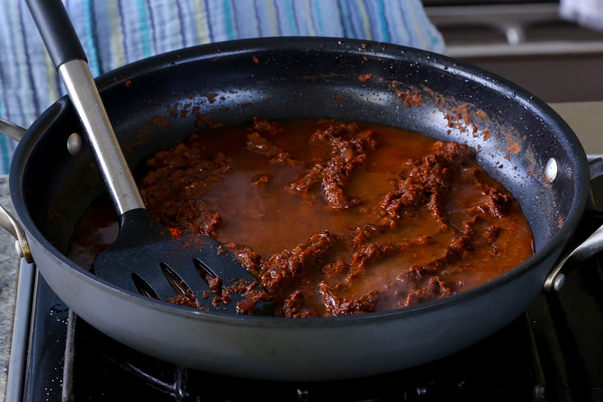 adding remaining water to the vindaloo sauce