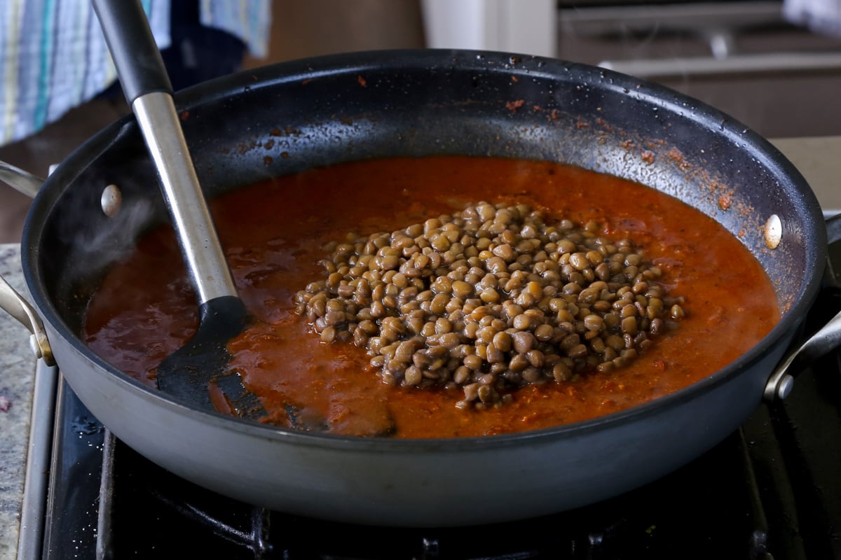 adding lentils to the vindaloo sauce