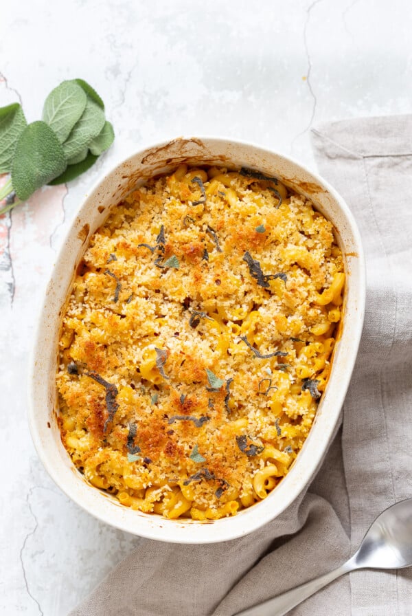 Vegan Pumpkin Mac and Cheese Bake. Easy Creamy Pumpkin Sauce with pasta, topped with crisp sage and breadcrumbs. #Vegan #Soyfree #Recipe #VeganRicha #nutfree option